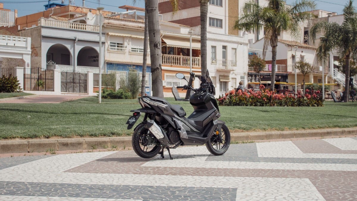 Wottan Sixteen 125: lo scooter spagnolo con ruota da 16" che sfida il traffico urbano